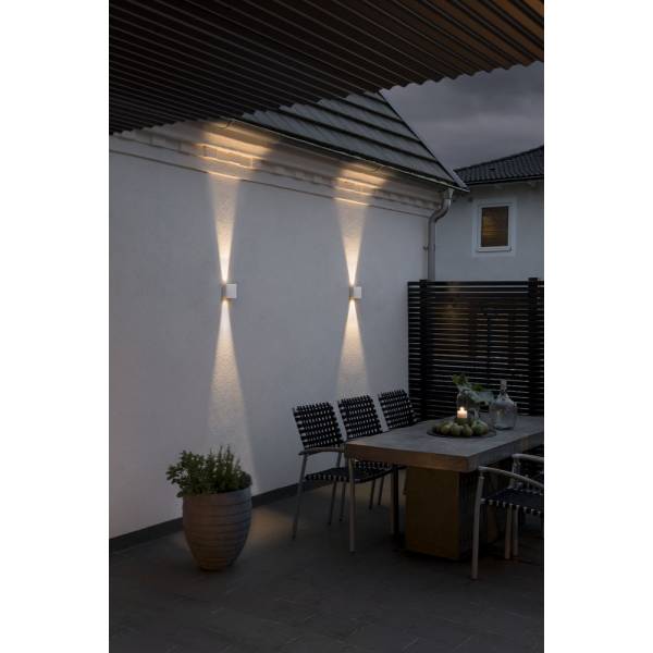 Mise en lumière d'une terrasse patio d'une maison moderne garêce à l'applique murale LED Chieri Aluminium blanche Konstsmide
