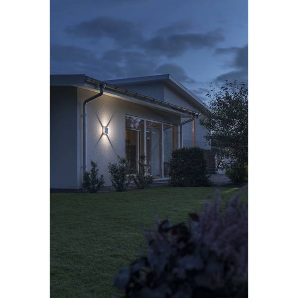 Eclairage d'une façade de maison, bureau, local professionnel grâce à l'applique LED à faisceau réglable.