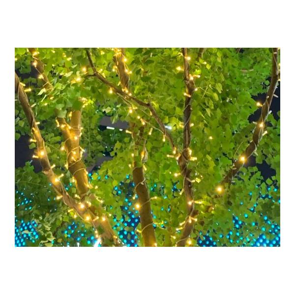 Décoration lumineuse d'un arbre avec Guirlande lumineuse 45M 300 LED blanc chaud câble transparent Elume