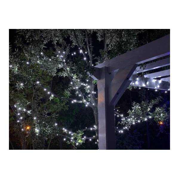 décoration d'un arbre avec la guirlande lumineuse  LED blanche de 70 mètres