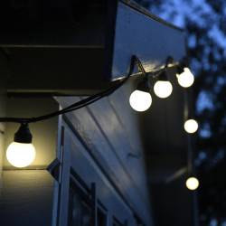 Guirlande lumineuse guinguette 5M 10 globes opaque 60 LED blanc chaud câble noir prolongeable Chromex