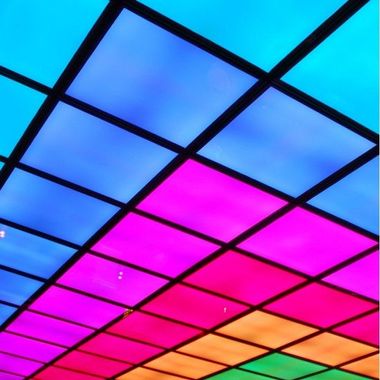 Dalles LED de plafond multicolores, pour une ambiance fun et colorée, parfaite pour les bars et discothèques