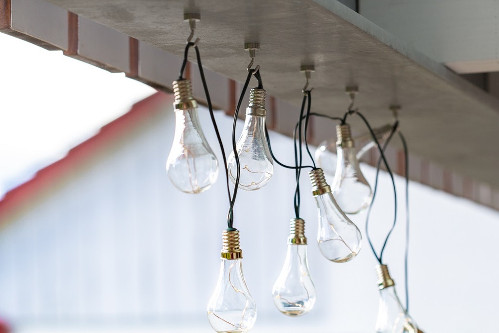 guirlande lumineuse fixée avec des crochets