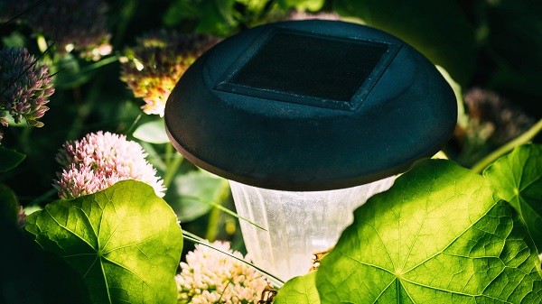 Éclairage jardin: solution sans électricité - Blog équip'jardin