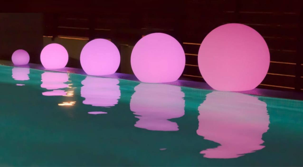 Boule lumineuse pour piscine solaire et flottante BULY 40 blanche LED RGBW  IP68 étanche